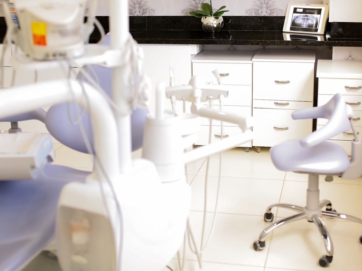 Consultório da Fluari Odontologia, com uma radiografia panorâmica ao fundo