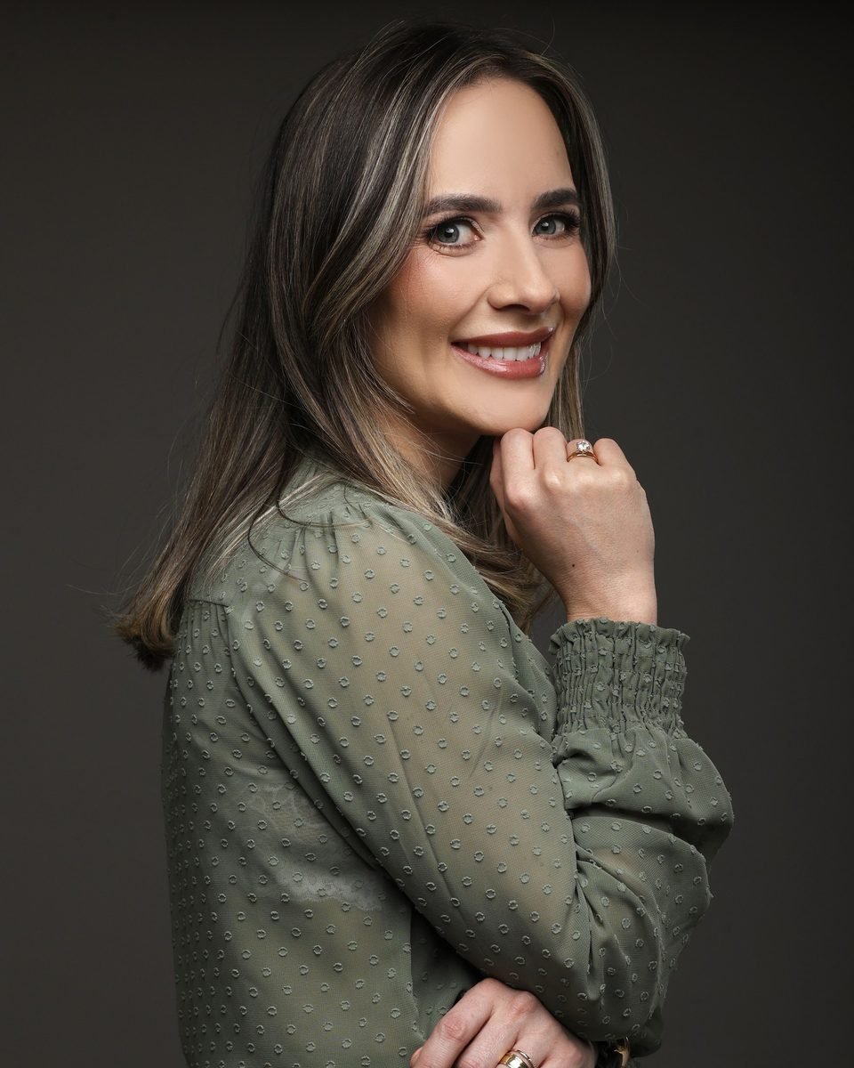 Dra. Rafaela Pagliosa Winter, cirurgiã-dentista da Fluari Odontologia, de blusa verde, sorrindo