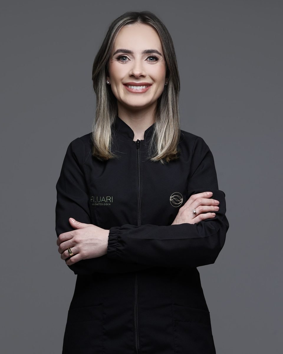 Dra. Rafaela Pagliosa Winter, cirurgiã-dentista que faz harmonização orofacial na Fluari Odontologia em Lages/SC, de jaleco preto