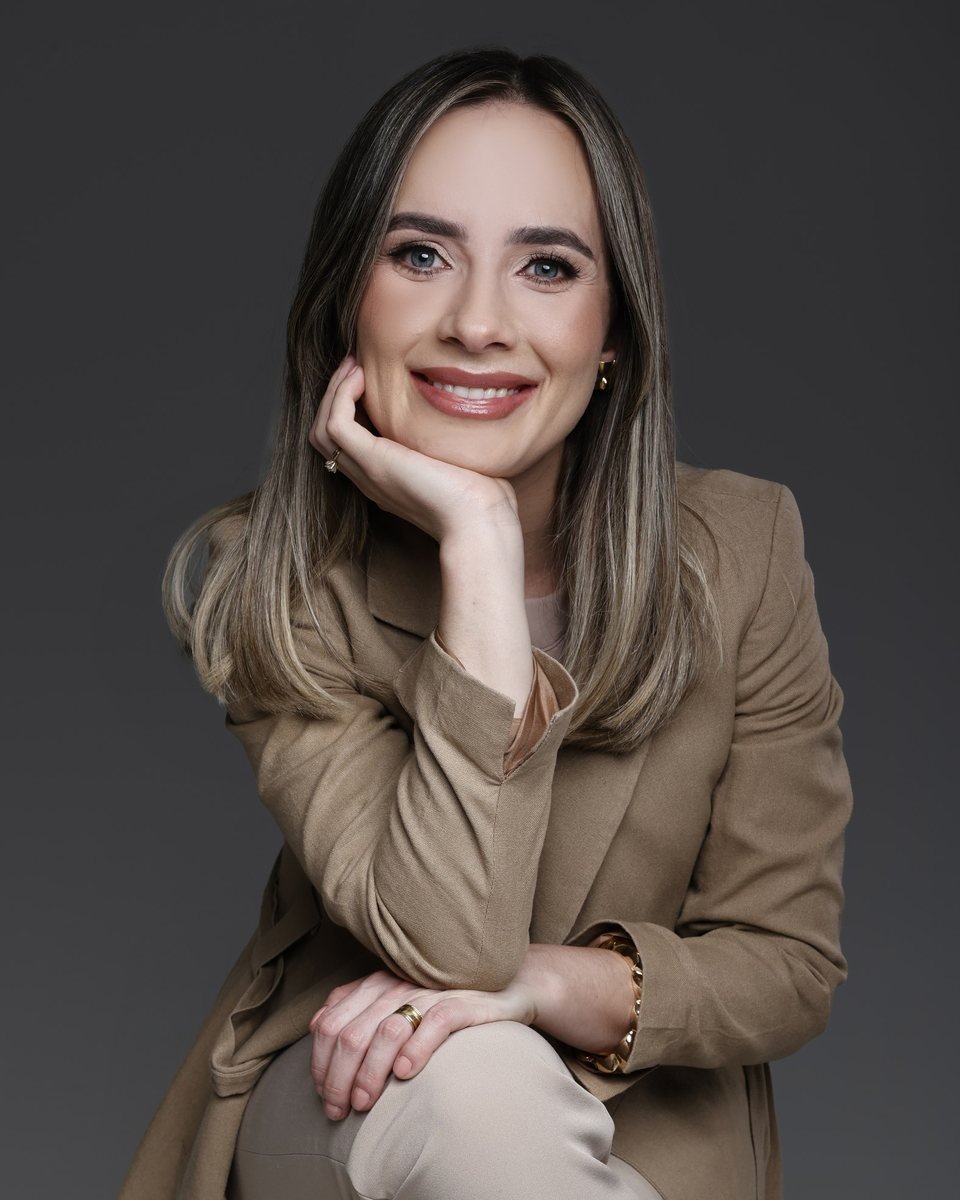 Dra. Rafaela Pagliosa Winter, cirurgiã-dentista que faz estética dental na Fluari Odontologia em Lages/SC, de blazer bege