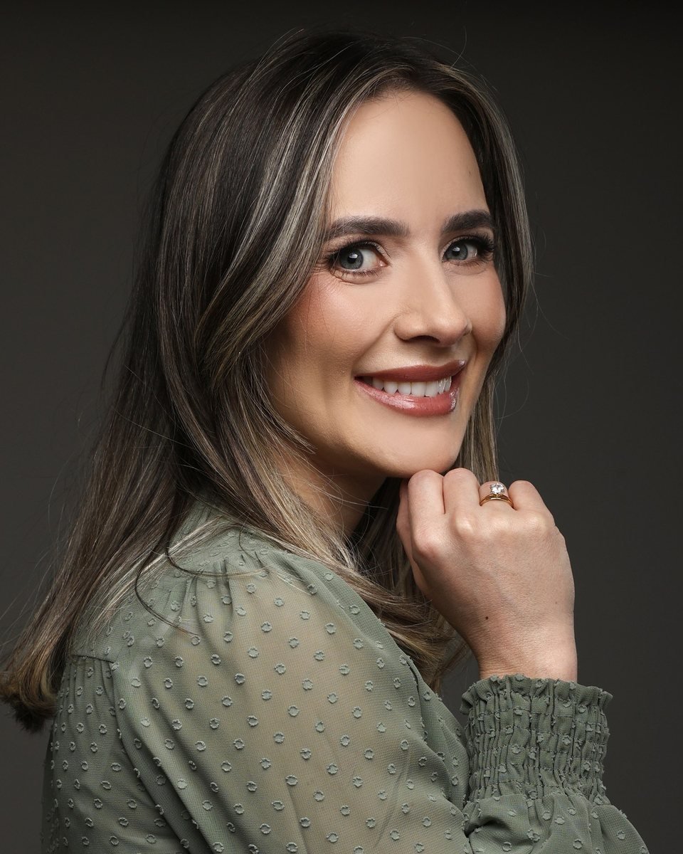 Dra. Rafaela Pagliosa Winter, cirurgiã-dentista da Fluari Odontologia em Lages/SC, de blusa verde